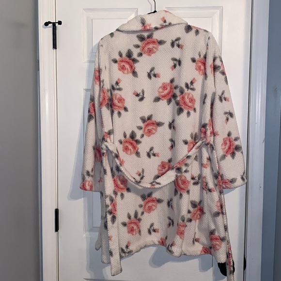 Jessica Simpson Robe - Picture 3 of 4